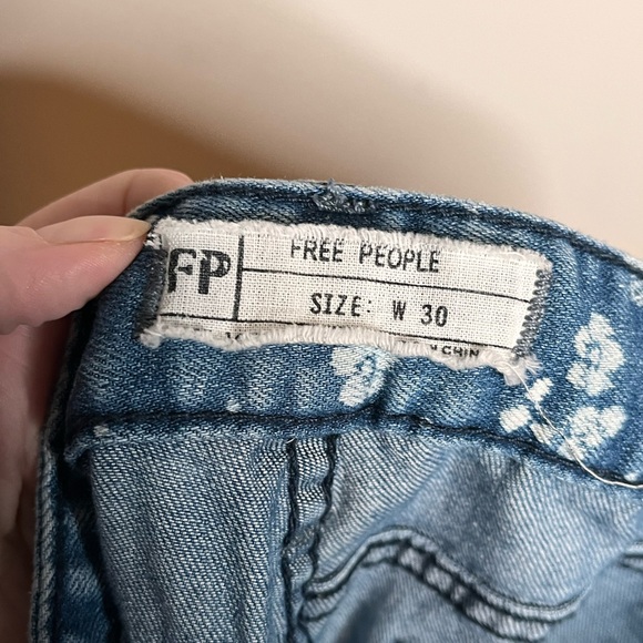 FREE PEOPLE ditsy floral print cropped skinny jeans 
size 30 - Picture 4 of 5